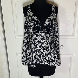 Artelier Nicole Miller 100% Silk Black White Graffiti Cold Shoulder Top Sz Small